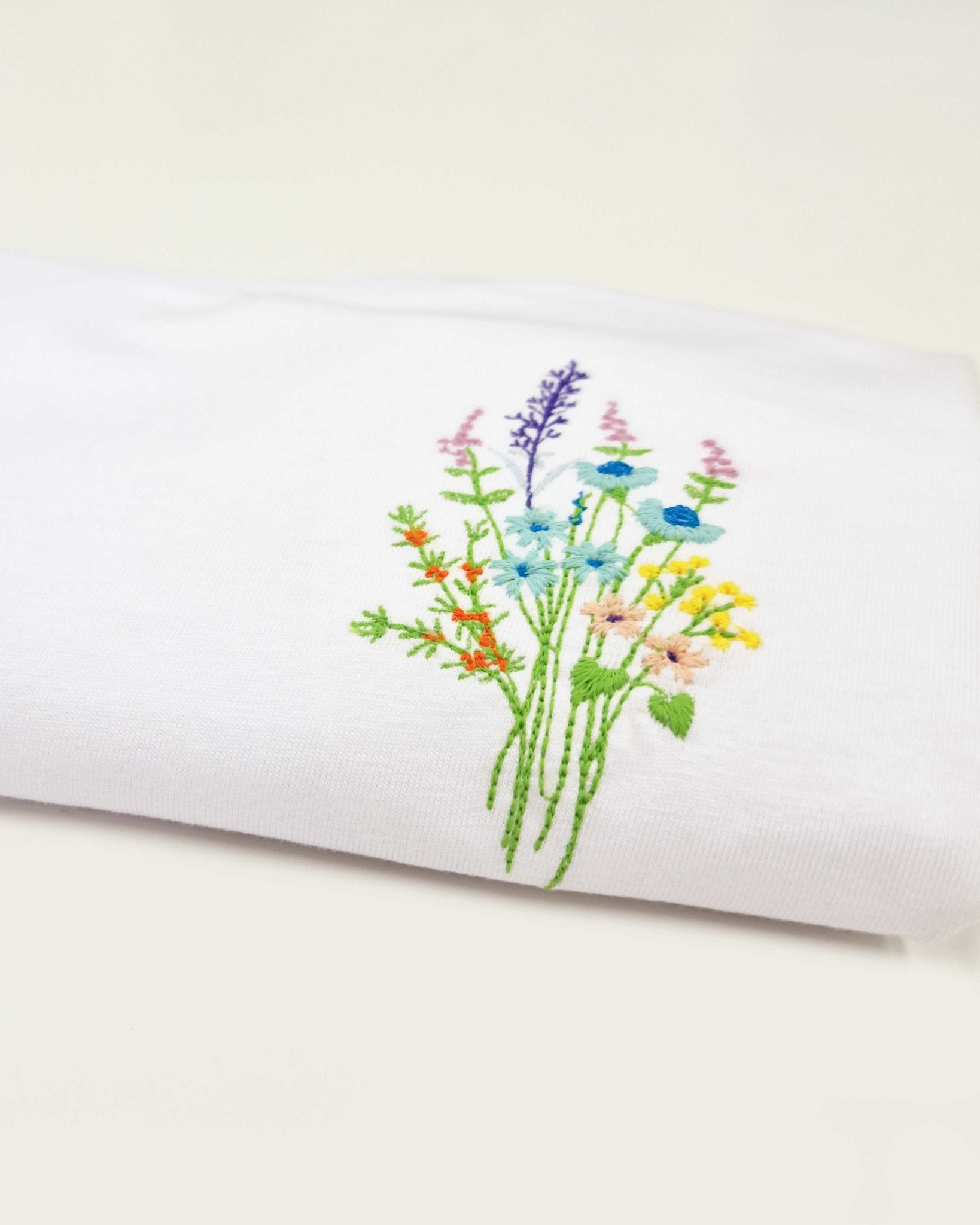 Damen T-Shirt - Wildflowers - wiseenough. | Nachhaltige Streetwear